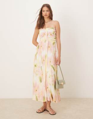 ASOS DESIGN - Trägerloses Midikleid mit Godet-Rock und verschwommenem Blumenmuster-Bunt
