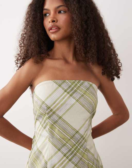 ASOS DESIGN – Trägerloses Mini-Sommerkleid aus Baumwoll-Satin in Grün kariert mit Rüschensaum, 3 von 4