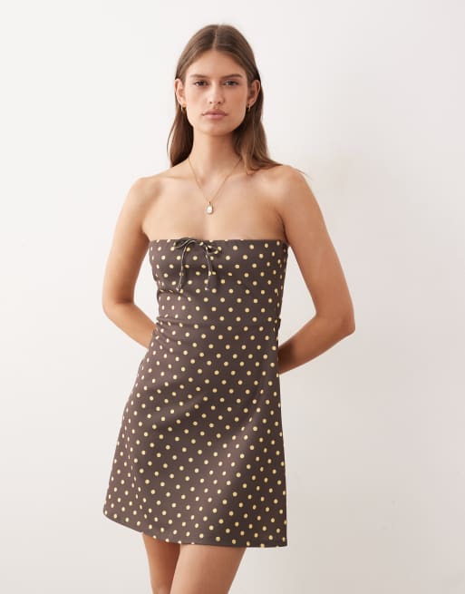 ASOS DESIGN – Trägerloses Minikleid in Braun mit Polka Dots und Bindedetail, 2 von 4
