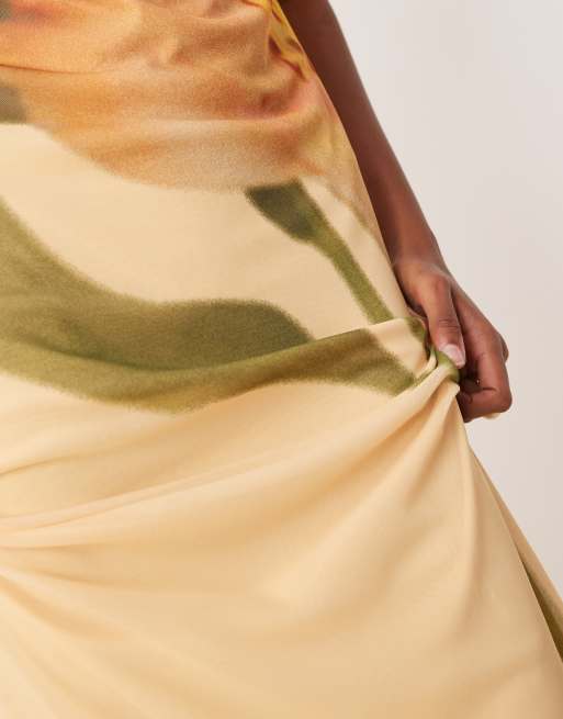 ASOS DESIGN – Trägerloses Netzstoff-Maxikleid in Buttermilchgelb mit platziertem Blumenprint, 4 von 4