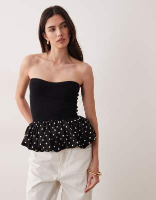ASOS DESIGN - Trägerloses Oberteil aus Webstoff in Schwarz mit weißen Polka Dots und Rüschensaum