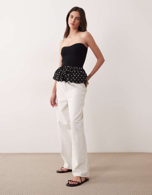 ASOS DESIGN – Trägerloses Oberteil aus Webstoff in Schwarz mit weißen Polka Dots und Rüschensaum, 2 von 4