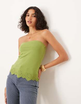 ASOS DESIGN - Trägerloses Oberteil in Grün mit besticktem Saum und Lochmuster