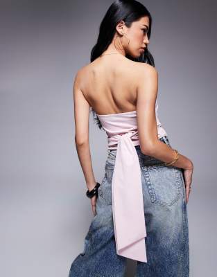 ASOS DESIGN - Trägerloses Oberteil in Pastellrosa mit Bindegürtel in der Taille