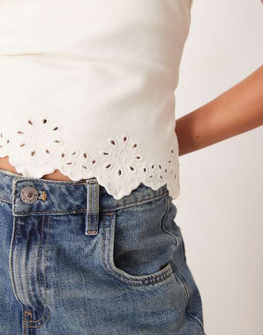 ASOS DESIGN – Trägerloses Oberteil in Weiß mit besticktem Saum, 2 von 4