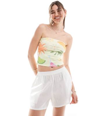 Thumbnail - ASOS DESIGN - Trägerloses Oberteil in zartem Gelb mit Urlaubs-Print-Bunt