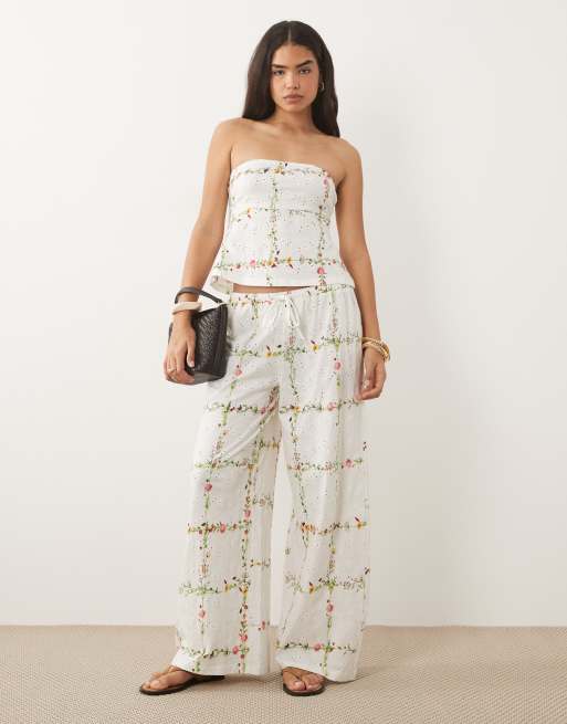 ASOS DESIGN – Trägerloses Oberteil mit Blumenmuster und Lockstickerei, Kombiteil , 3 von 4
