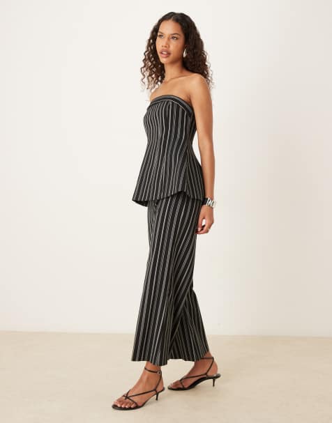 ASOS DESIGN – Trägerloses Oberteil mit geformter Hüftpartie und Schlaghose mit Streifenmuster in Schwarz und Weiß - view 1