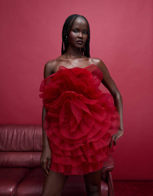 ASOS DESIGN - Trägerloses Samt-Minikleid in Rot mit 3D-Blumen-Rüschen