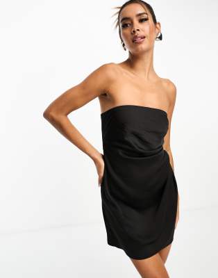 ASOS DESIGN - Trägerloses Satin-Minikleid in Schwarz mit geraffter Taille