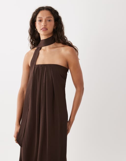 ASOS DESIGN – Trägerloses, trapezförmiges Midikleid in Braun mit Schaldetail, 2 von 4
