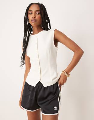 ASOS DESIGN - Trägertop aus Interlock-Stoff in Kokosweiß mit Knopfleiste und betonter Schulterpartie