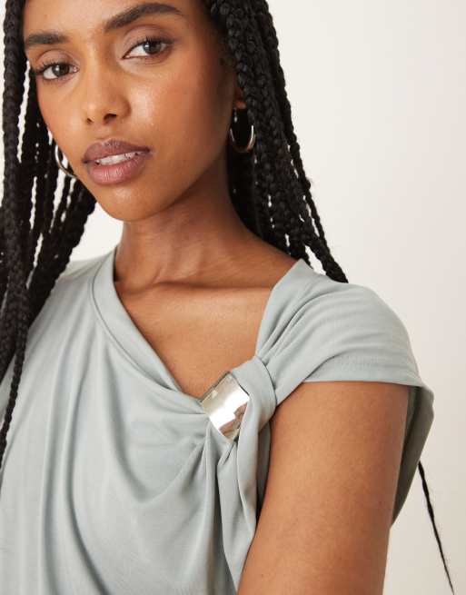 ASOS DESIGN – Trägertop aus Modal in der Farbe Slate mit Metalldetail an der Schulter, 2 von 4