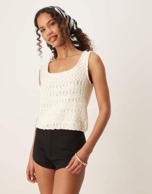 ASOS DESIGN - Trägertop aus strukturiertem Strick in Creme mit eckigem Ausschnitt-Weiß