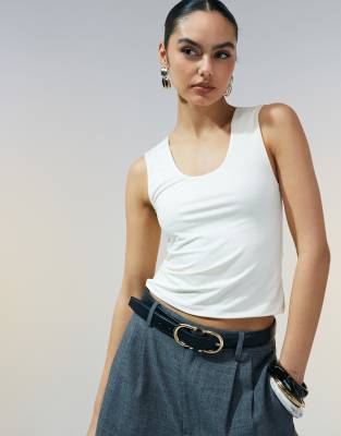 ASOS DESIGN - Trägertop aus weicher Baumwolle in Cremeweiß mit U-Ausschnitt