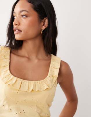 ASOS DESIGN - Trägertop in Buttermilchgelb mit Lochstickerei, U-Ausschnitt und Rüschendetail