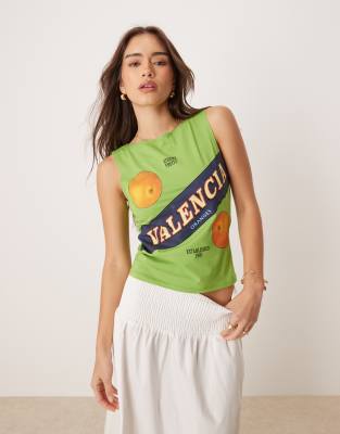 ASOS DESIGN - Trägertop in Grün mit U-Boot-Ausschnitt und „Valencia"-Orangen-Print