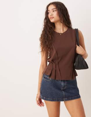 ASOS DESIGN - Trägertop in Schokobraun mit Ziernaht und Korsettdetail