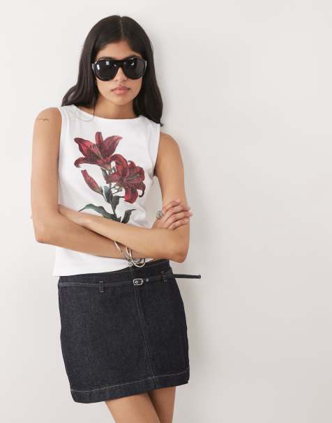 ASOS DESIGN – Trägertop in Weiß mit Blumengrafik in Dunkelrosa mit Strassverzierung und U-Boot-Ausschnitt - view 1