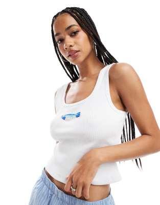 ASOS DESIGN - Trägertop in Weiß mit feiner Rippenstruktur und perlenbesetztem Fisch-Motiv