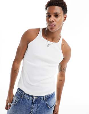 ASOS DESIGN – Trägertop in Weiß mit Muskelschnitt und hohem Ausschnitt