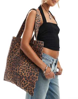 ASOS DESIGN - Tragetasche aus Canvas mit Leopardenmuster-Brown