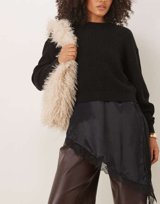 ASOS DESIGN – Tragetasche aus gekräuseltem Kunstpelz in Cremeweiß, 3 von 4