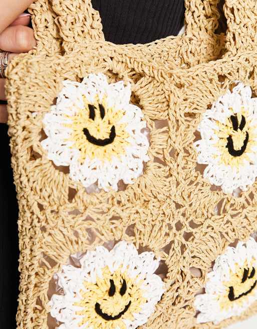 ASOS DESIGN – Tragetasche aus Häkelmaterial in einem Naturton mit Smiley-Motiven, 2 von 4