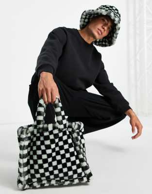 asos design -  – Tragetasche aus Kunstpelz in Schwarz und Grün mit Schachbrettmuster, Kombiteil