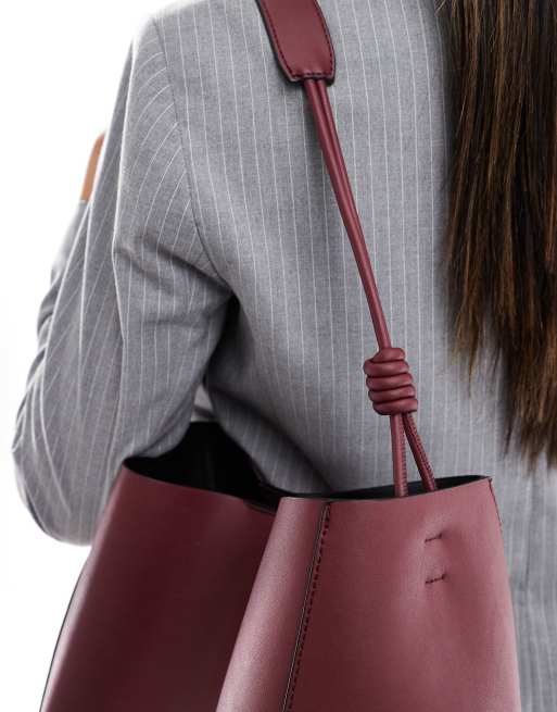 ASOS DESIGN – Tragetasche in Burgunderrot mit Einsätzen und geknoteten Griffen, 2 von 4