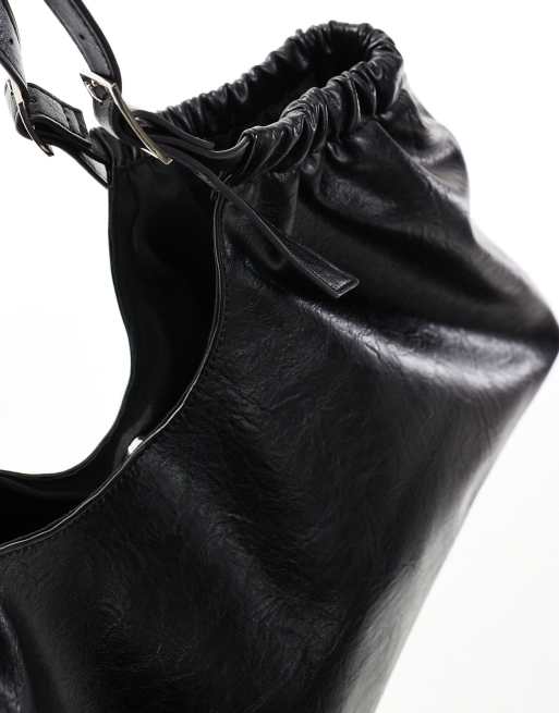 ASOS DESIGN – Tragetasche in Schwarz mit Schnallendetail und Rüschen, 2 von 4