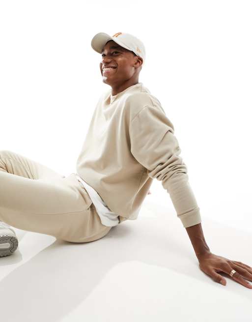 ASOS DESIGN – Trainingsanzug aus Oversize-Sweatshirt und schmal zulaufender Jogginghose in Beige, 2 von 4