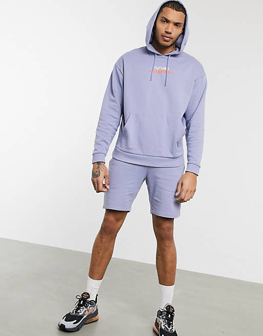 ASOS DESIGN – Trainingsanzug in Violett mit Oversize-Kapuze, Textdruck und schmal geschnittener Shorts