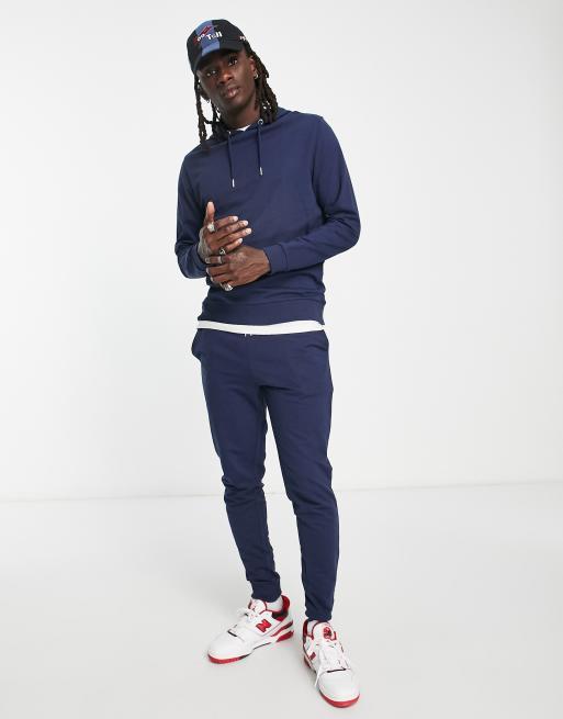ASOS DESIGN – Trainingsanzug mit leichtem Kapuzenpullover und schmal geschnittener Jogginghose in dunklem Marineblau