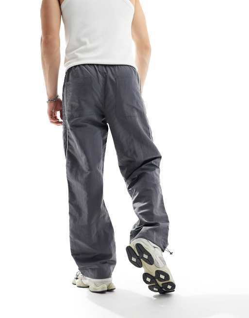 ASOS DESIGN - Trainingsbroek van glanzend nylon met biezen in grijs en wit, 2 van 5