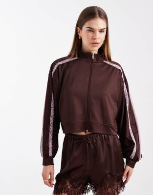 ASOS DESIGN - Trainingsjacke aus Trikot-Stoff in Schokobraun mit Spitzenbesatz und Stehkragen-Brown