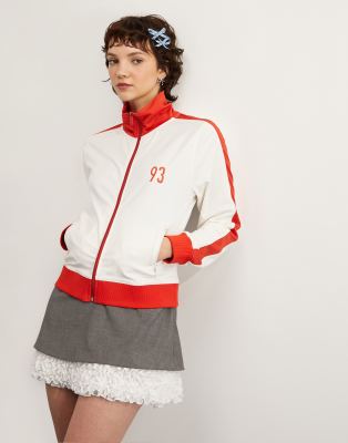 ASOS DESIGN - Trainingsjacke in Creme und Rot mit 93-Grafik und durchgehendem Reißverschluss-Weiß