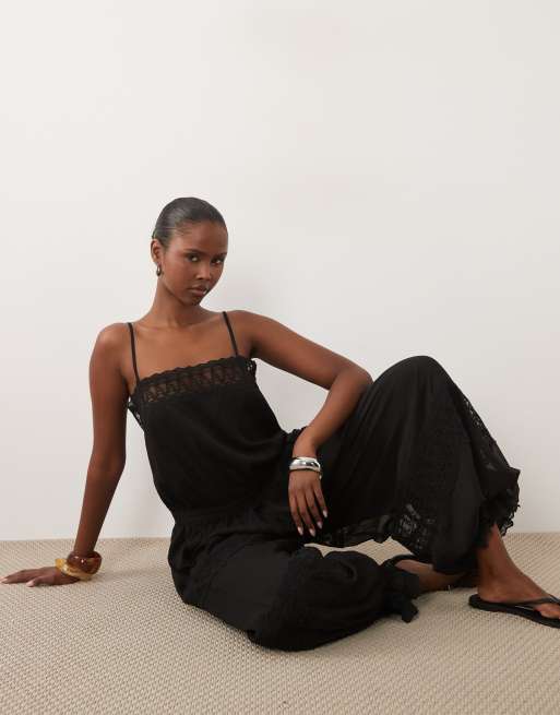 ASOS DESIGN transparenter Spitzen-Jumpsuit mit Bubble-Saum in Schwarz, 2 von 4