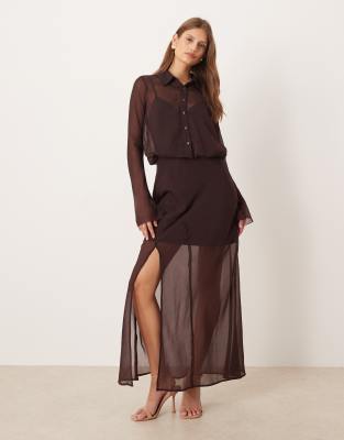 ASOS DESIGN - Transparentes Midi-Hemdblusenkleid aus Satin in Schokoladenbraun-Rot