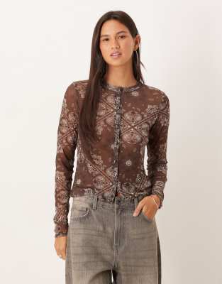 ASOS DESIGN - Transparentes Netzstoff-Oberteil mit Knopfleiste und braunem Halstuch-Print