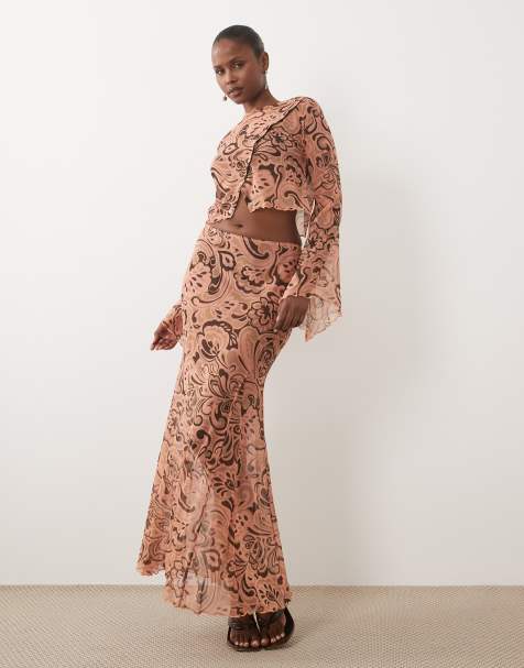 ASOS DESIGN – Transparentes Set mit abstraktem Muster in Koralle und Braun, bestehend aus Maxirock und Strickjacke - view 1