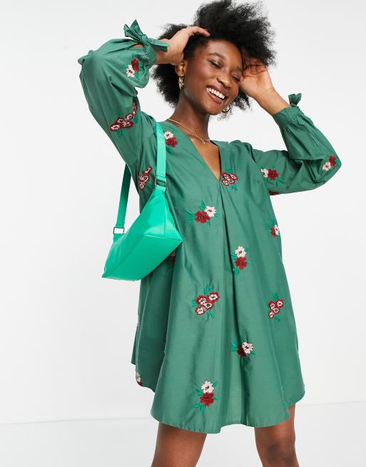 ASOS DESIGN – Trapezförmig geschnittenes Minikleid aus Baumwollpopeline in Grün mit durchgängiger Blumenstickerei und V-Ausschnitt vorne sowie hinten
