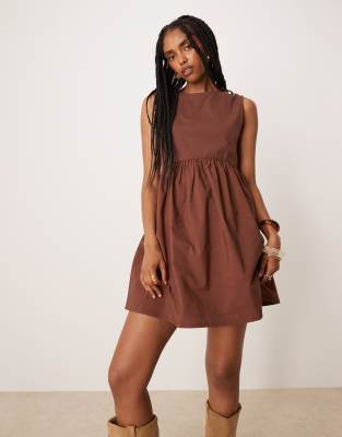 ASOS DESIGN - Trapezförmiges Babydoll-Kleid in Braun aus Stoffmix mit Popeline