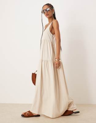 ASOS DESIGN - Trapezförmiges, gestuftes Maxikleid in Cremeweiß mit U-Ausschnitt