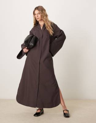 ASOS DESIGN - Trapezförmiges Maxi-Hemdblusenkleid in Schokobraun mit breiten Bündchen und überdimensionalen Taschen