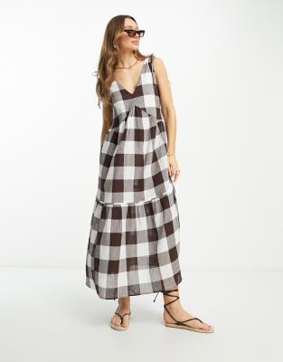 ASOS DESIGN - Trapezförmiges Maxi-Sommerkleid mit schokoladenbraunem Vichy-Karomuster und Knitteroptik-Bunt