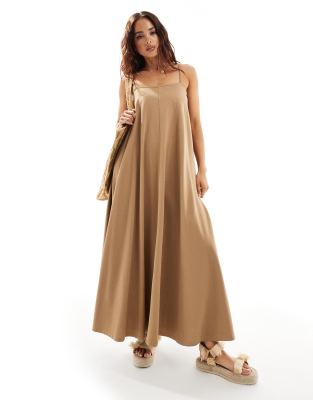 ASOS DESIGN - Trapezförmiges Midi-Trägerkleid in Kamelbraun-Bunt