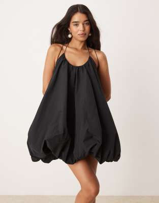 ASOS DESIGN - Trapezförmiges Mini-Trägerkleid in Schwarz mit Ballonrock