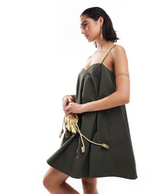 ASOS DESIGN - Trapezförmiges Minikleid aus Taft in Khaki mit schmalen Trägern-Grün