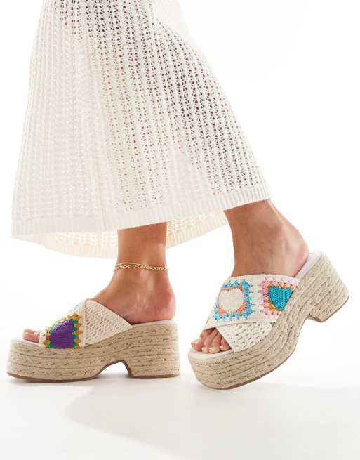 ASOS DESIGN - Travel - Mules compensées en maille au crochet - Multicolore